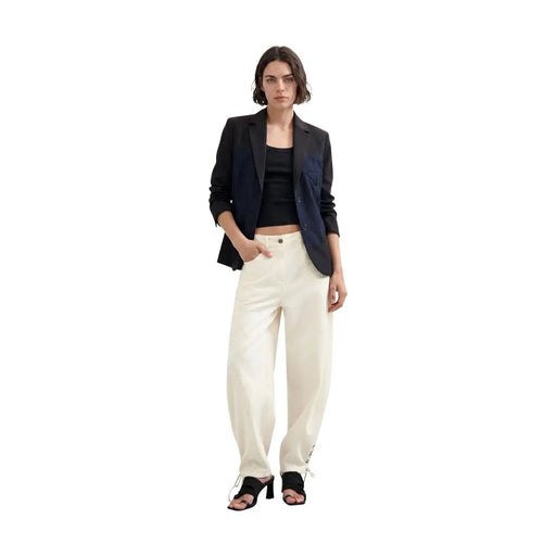 Cremefarbene, weit geschnittene Hose mit lockerer Passform und dezenten Seitendetails, die perfekt zum blauen, geometrischen Blazer von Desigual für Damen aus Viskosemischung passt.