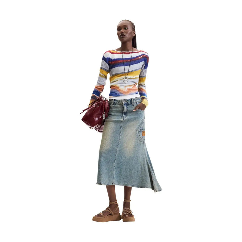 Eine Frau trägt einen blauen Viskose-Strickpullover von Desigual mit leuchtenden, langärmeligen Querstreifen.