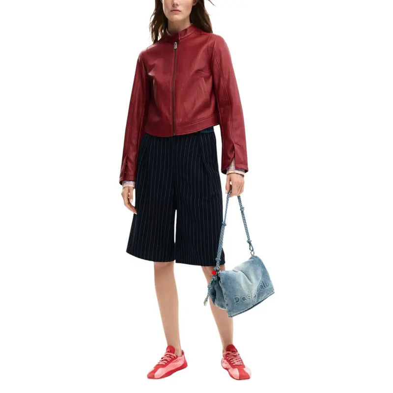 Desigual-Schultertasche aus Denim mit verwaschenem, blauem Logo auf bordeauxrotem Blazer