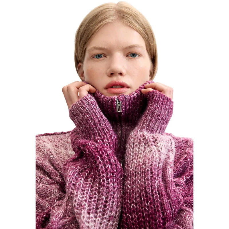 Desigual Damenpullover aus grob gestricktem Wollmischgewebe in Bordeauxrot mit Farbverlauf von Magenta zu Rosa, hohem Kragen und silbernem Reißverschluss.