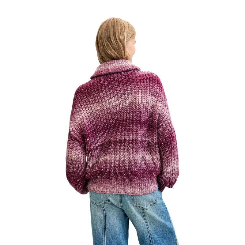Ein kuscheliger Desigual Damenpullover aus bordeauxfarbenem Wollmischgewebe mit grobem Farbverlauf von tiefem Magenta zu zartem Rosa.