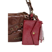 Desigual Damen-Handtasche aus braunem Kunstleder, 17 cm, mit glänzend roter Ledergeldbörse mit goldenem Druckknopf und geprägten Details