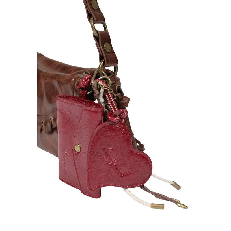 Desigual Damenhandtasche aus braunem Kunstleder, 17 cm, abgebildet als glänzend rote, herzförmige Geldbörse mit strukturierter Oberfläche und goldfarbenen Beschlägen.