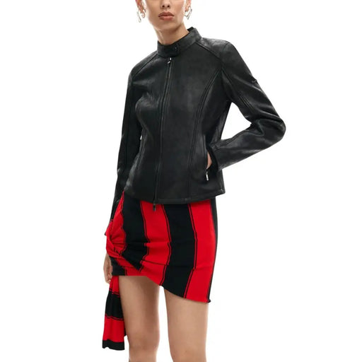 Desigual Damen-Blazer in Braun mit Reißverschluss und Taschen, schwarze Leder-Motorradjacke vorne