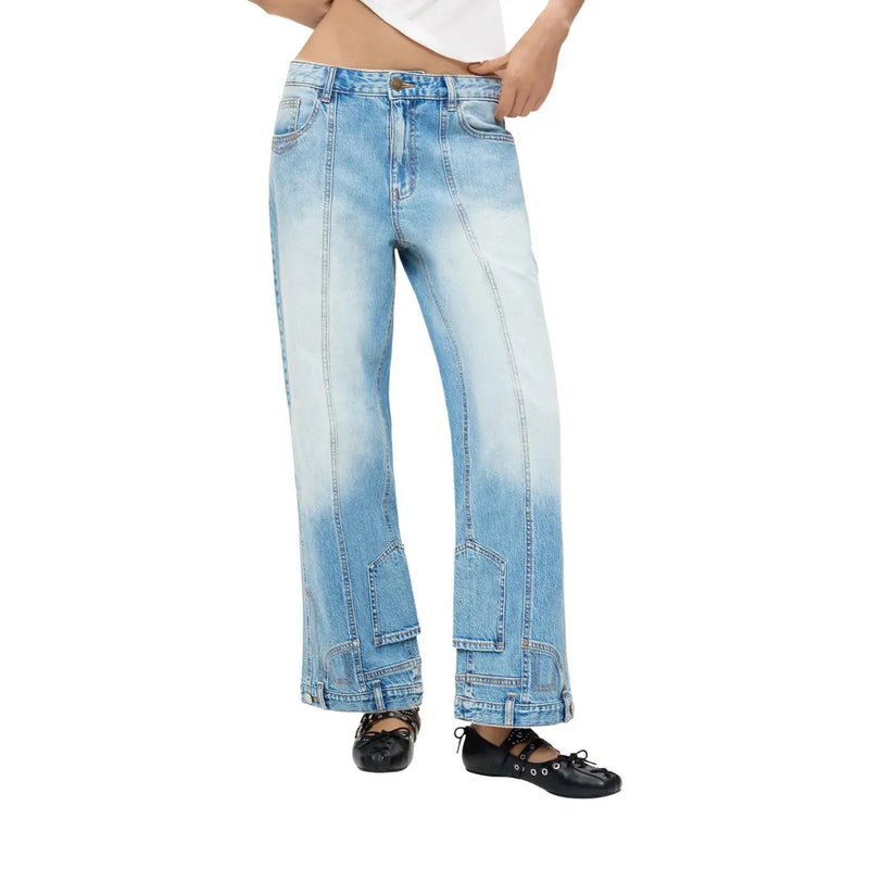 Desigual Damen-Jeans aus Baumwoll-Denim in hellblauer Waschung mit weitem, ausgestelltem Bein und dezenter Auswaschung vom Bund bis zum Saum.