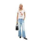 Weiß t-shirt mit aufgedruckter Bambi-Illustration, getragen vom Model in Kombination mit Desigual Damen-Baumwolljeans in Blau