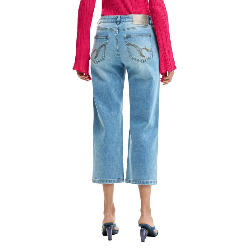 Rückseite einer hellblauen Desigual Damen-Jeans aus Baumwoll-Denim mit weitem Bein und Ziernähten an den Taschen.