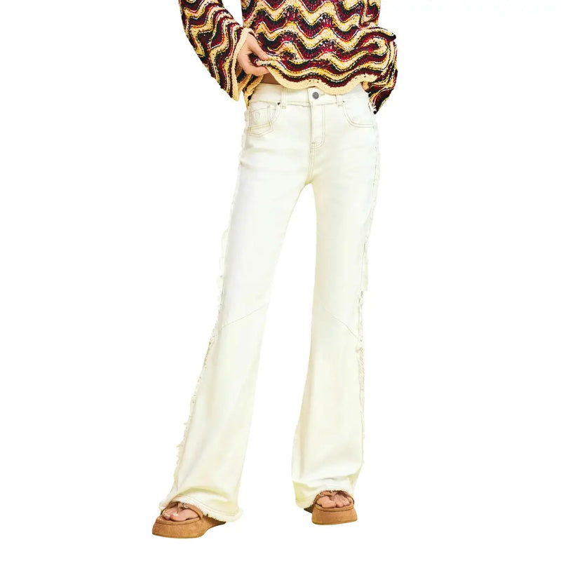 Cremefarbene, ausgestellte Baumwolljeans mit Fransen an den Seiten aus der Desigual Damen-Frühjahr/Sommer-Kollektion.