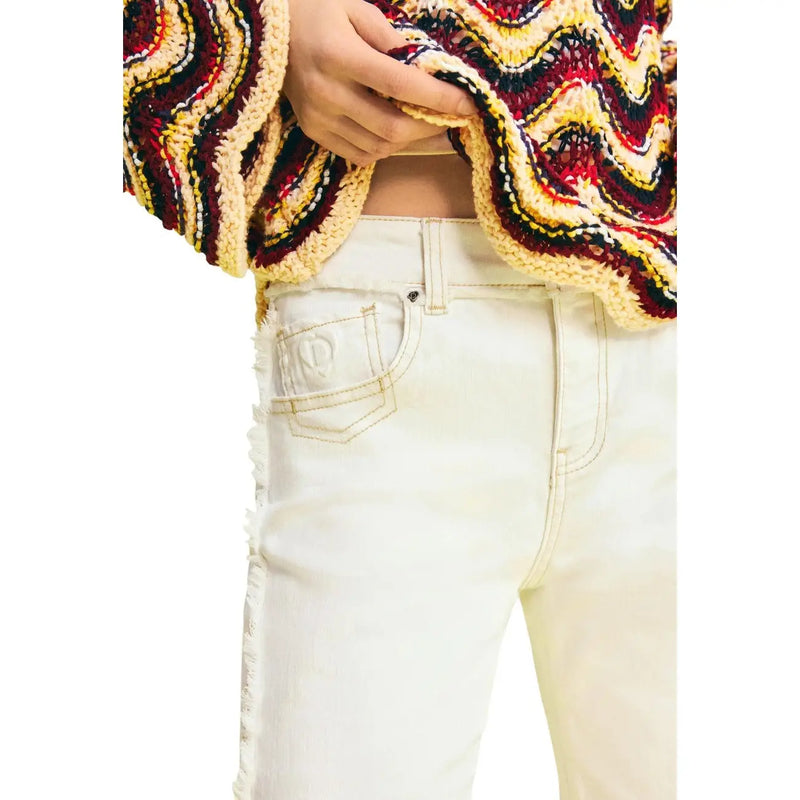 Desigual Damen-Jeans aus Baumwolle, beige-weißer Denim mit ausgefransten Seitennähten und gesticktem Logo für Frühling/Sommer