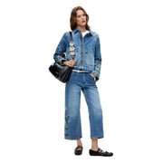 Blaue Jeansjacke mit Blumenstickerei an Ärmeln und Beinen aus Baumwolle aus der Desigual Damen-Jeanskollektion.