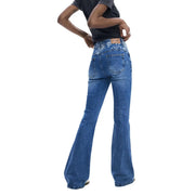 Rückseite der Desigual Damen-Jeans aus blauem Baumwoll-Stretch mit weißen, gestickten Blumenmustern am Bund