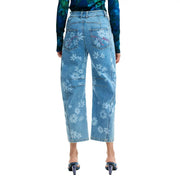 Rückseite einer hellen Jeans aus Denim mit weißer und rosa Blumenstickerei auf verkürzten, weiten Baumwolltaschen von Desigual