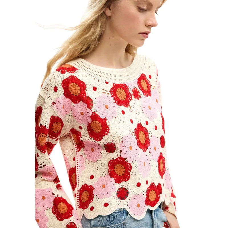 Ein kuscheliger Desigual Damen-Strickpullover aus beigefarbenem Baumwollmischgewebe mit floralem Muster in leuchtenden Rot-Pink-Creme und gewellten Kanten