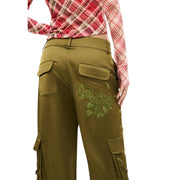 Rückseite der grünen Desigual Damen-Cargohose aus Polyester mit Taschen und gesticktem Blumenmuster auf der Gesäßtasche