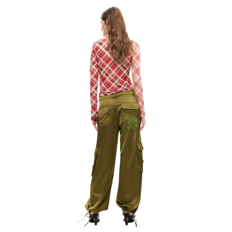 Rückseite einer olivgrünen Satin-Cargohose mit grünem, gesticktem Aufnäher auf der Tasche von Desigual, Damen-Polyesterhose