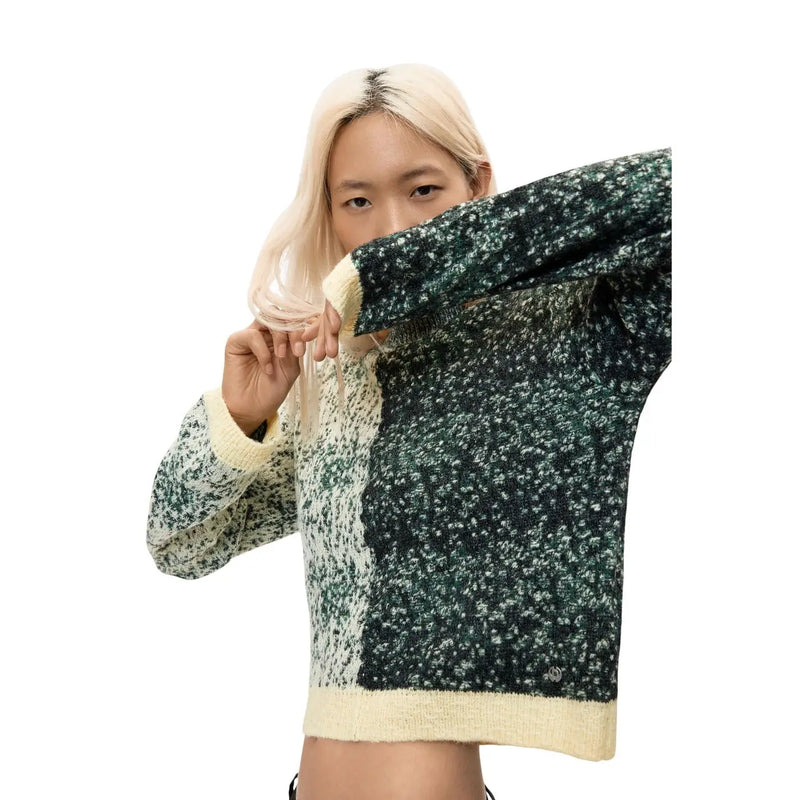 Desigual Damenpullover aus grünem Wollmischgewebe mit kuscheligem, zweifarbig gesprenkeltem Muster und gerippten Bündchen und Saum.