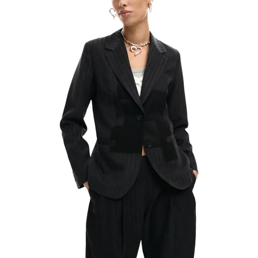Desigual grauer Nadelstreifenblazer mit schwarzer, strukturierter Patchwork-Front