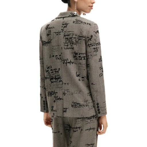 Desigual Damenblazer in Grau mit Hahnentrittmuster, schwarzem Schriftzug und Taschen