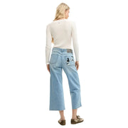 Rückseite einer hellblauen Desigual Damenjeans aus Baumwolldenim mit Mickey-Mouse-Stickerei auf der Tasche