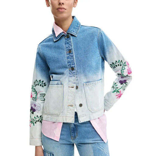 Desigual hellblauer Jeansblazer mit Farbverlauf und floraler Stickerei.
