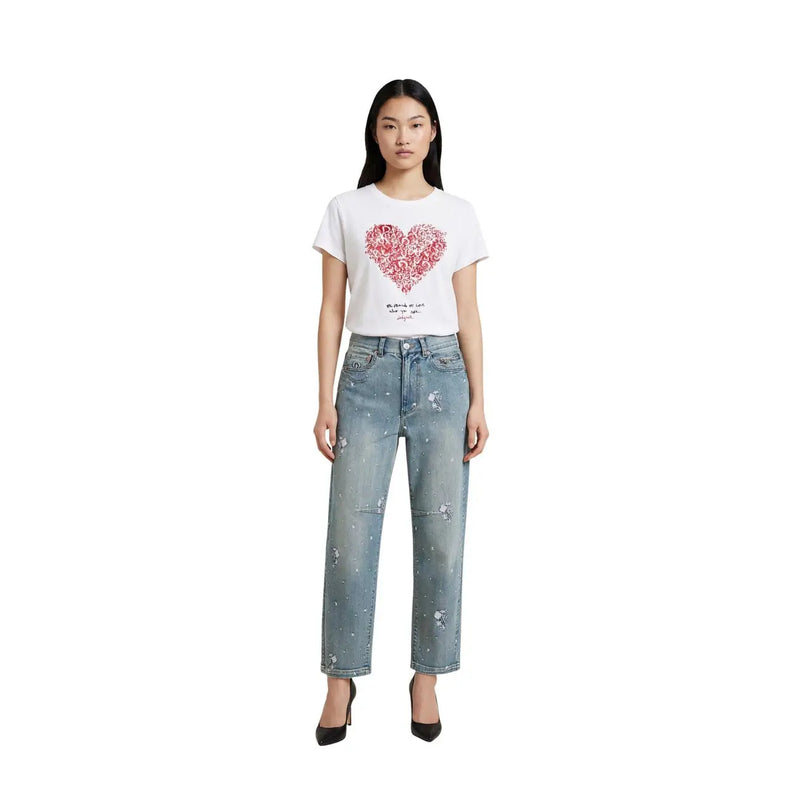 Weiß t-shirt mit einem detaillierten rosa Blumenherz-Design, kombiniert mit hellblauen Desigual Damen-Stretchjeans aus Baumwolle.