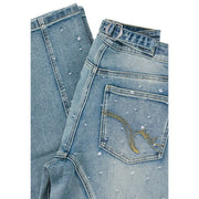 Rückseite der hellblauen Desigual Damen-Stretchjeans aus Baumwolle mit verstreuten weißen Strasssteinen und goldgesticktem Logo