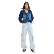 Blaue Jeansbluse mit bestickten Ärmeln und Knopfleiste, kombiniert mit einer hellblauen Baumwollhose mit Schnürung von Desigual für Damen.