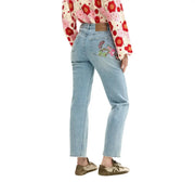 Rückseite einer hellblauen Baumwolljeans für Damen von Desigual mit farbenfroher Blumenstickerei auf der Gesäßtasche