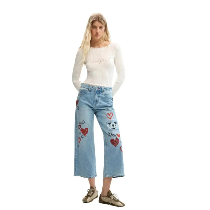 Desigual hellblaue Jeans mit weitem Bein, roten Herzaufnähern und Mickey-Mouse-Applikation