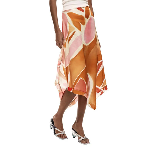 Ein orangefarbener Viskoserock von Desigual für Damen mit fließendem, asymmetrischem Design in leuchtenden Orange-, Rosa- und Cremetönen.