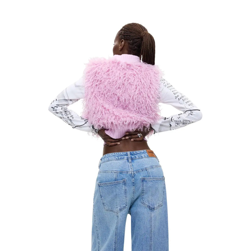 Desigual Damenweste aus rosafarbenem Polyester mit flauschigen hellrosa Federn, ärmellos, getragen über einem weißen Langarmshirt