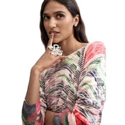 Ein aufwendig gestalteter, silberner, schmetterlingsförmiger Ring, getragen an einem Finger, kombiniert mit einem roten Strickpullover aus Viskosemischung von Desigual für Damen.