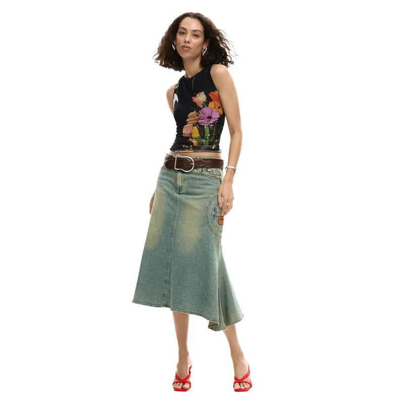 Ein mittellanger Jeansrock in verwaschenem Blau mit asymmetrischem Saum und aufgesetzter Tasche, kombiniert mit einem ärmellosen, floralen Rundhals-Top von Desigual für Damen. top Schwarz