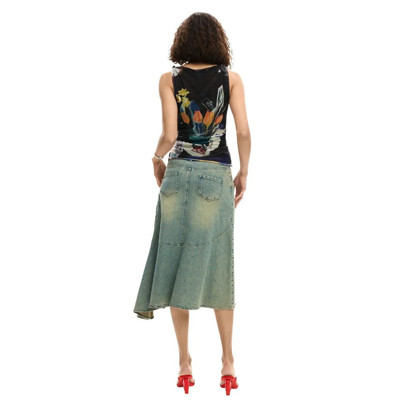 Desigual Damen ärmelloses schwarzes top mit lebhaftem floralem und abstraktem Design, kombiniert mit einem hellen Jeansrock