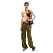 Olivgrüne Cargohose mit mehreren Taschen und Kordelzugbund, kombiniert mit einem ärmellosen, floralen Viskose-Top von Desigual für Damen. top