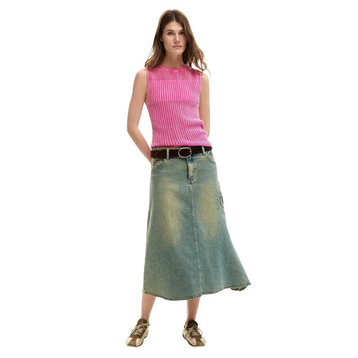 Desigual Damen ärmelloses Rundhals-Top aus gerippter Baumwolle, fuchsiafarben, gerippt top kombiniert mit einem Jeansrock in leuchtendem Pink