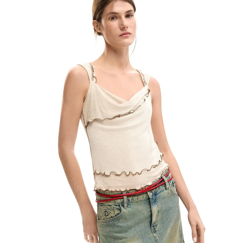 Cremefarbenes, strukturiertes Strick-Camisole mit Rüschenkanten und Ziernähten aus beigefarbener Viskose von Desigual top