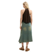 Desigual-Frauen top Braunes, ärmelloses Neckholder-Top aus Lyocell-Stoff, von hinten gezeigt, kombiniert mit einem olivgrünen Jeansrock