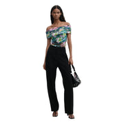 Schwarze, nietenbesetzte Handtasche mit glänzender Oberfläche und Kettenriemen, kombiniert mit Desigual Damenschuhen top Hellblaues Kleid mit Blumenmuster, U-Boot-Ausschnitt und kurzen Ärmeln