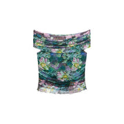 Desigual-Frauen top Hellblaues, geblümtes Kleid mit U-Boot-Ausschnitt und geraffter Schulterpartie, das mit einem lebhaften Blumenmuster in Grün und Lila bedruckt ist.