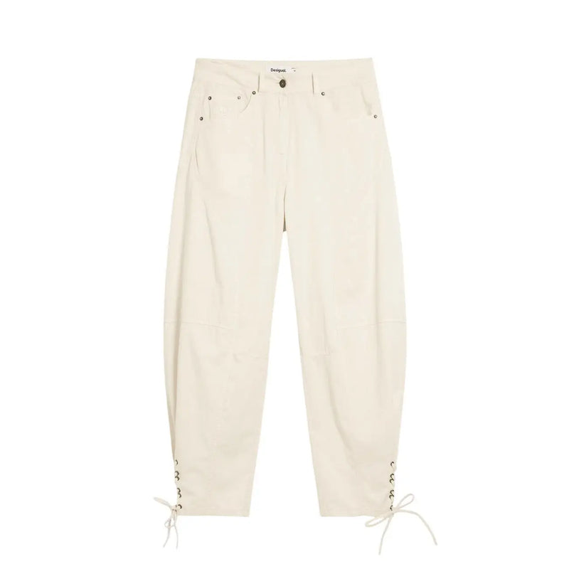 Cremefarbene Jeans von Desigual mit Schnürbündchen und dezenten Ziernähten, ausgestattet mit Vorder- und Gesäßtaschen.