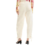 Beigefarbene Desigual Damen-Baumwollhose mit hohem Bund, Schnürbündchen und Vorder- und Gesäßtaschen.
