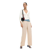 Desigual Damenhose, beigefarben, mit Reißverschluss und Knopf, Viskosemischung, dazu eine schwarze Umhängetasche mit rotem Lederakzent und Denim-Riemen