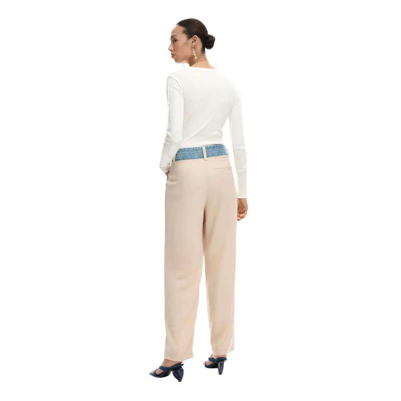 Desigual Damen-Hose aus beigefarbenem Viskosemischgewebe mit weitem Bein, geradem Schnitt und kontrastierendem blauem Denimgürtel, Vorderansicht
