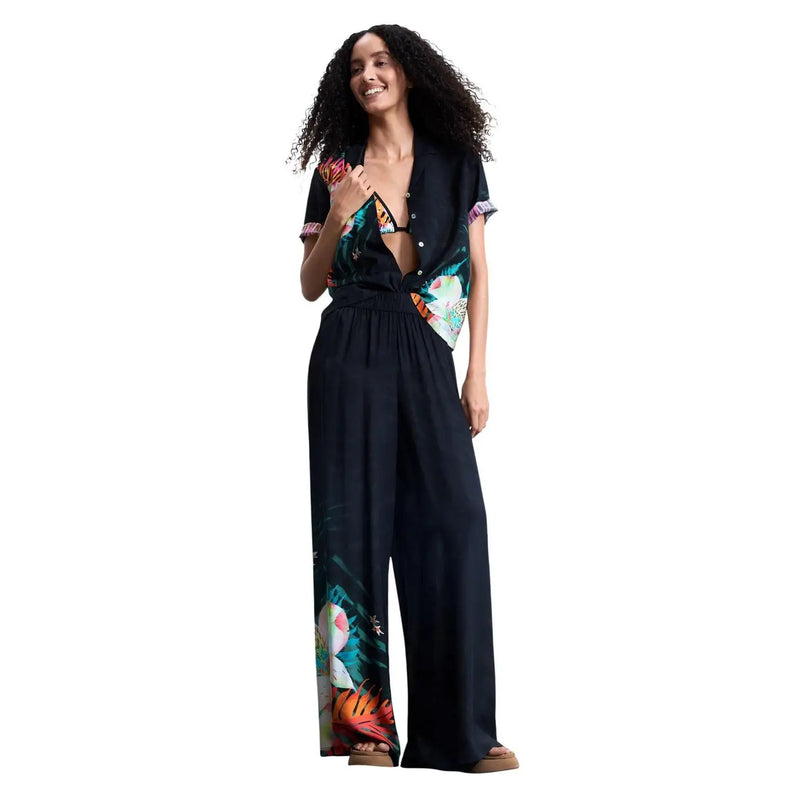 Schwarzer Jumpsuit mit tropischem Print von Desigual für Damen mit lebhaften Blumen- und Vogelmotiven auf leichtem Viskosestoff
