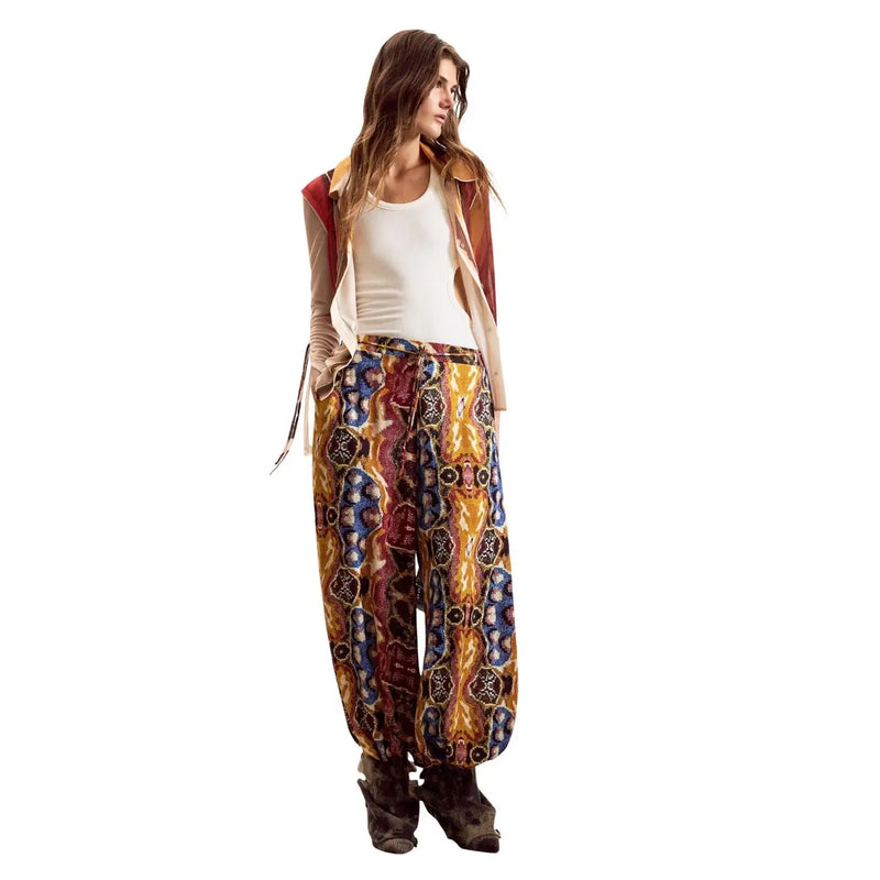 Desigual Damenhose aus senffarbenem Viskosestoff mit Gürtel, auffälligem, weitem Bein und kräftigem gold-blau-kastanienbraunem Muster