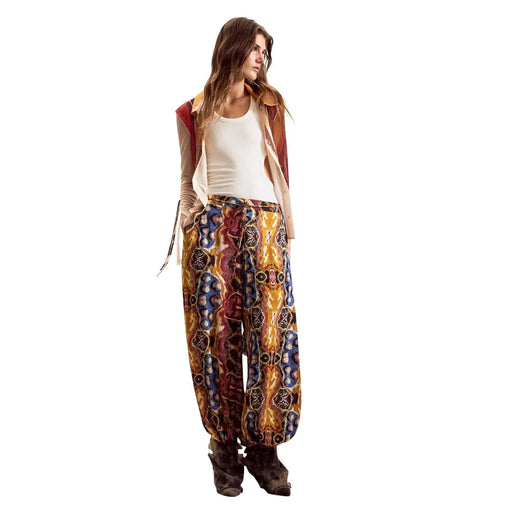 Desigual Damenhose aus senffarbenem Viskosestoff mit Gürtel, auffälligem, weitem Bein und kräftigem gold-blau-kastanienbraunem Muster