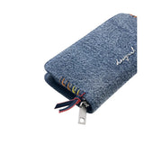 Hellblaue Desigual Damengeldbörse in Denim-Optik mit silberner Stickerei und farbigem Reißverschlussanhänger, 19 x 11 x 2,5 cm