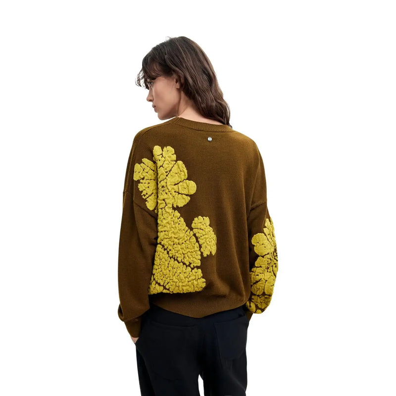 Rückansicht eines grünen Desigual-Damenpullovers aus Wollmischung mit braunem Strickmuster und senfgelber Blumenstickerei.