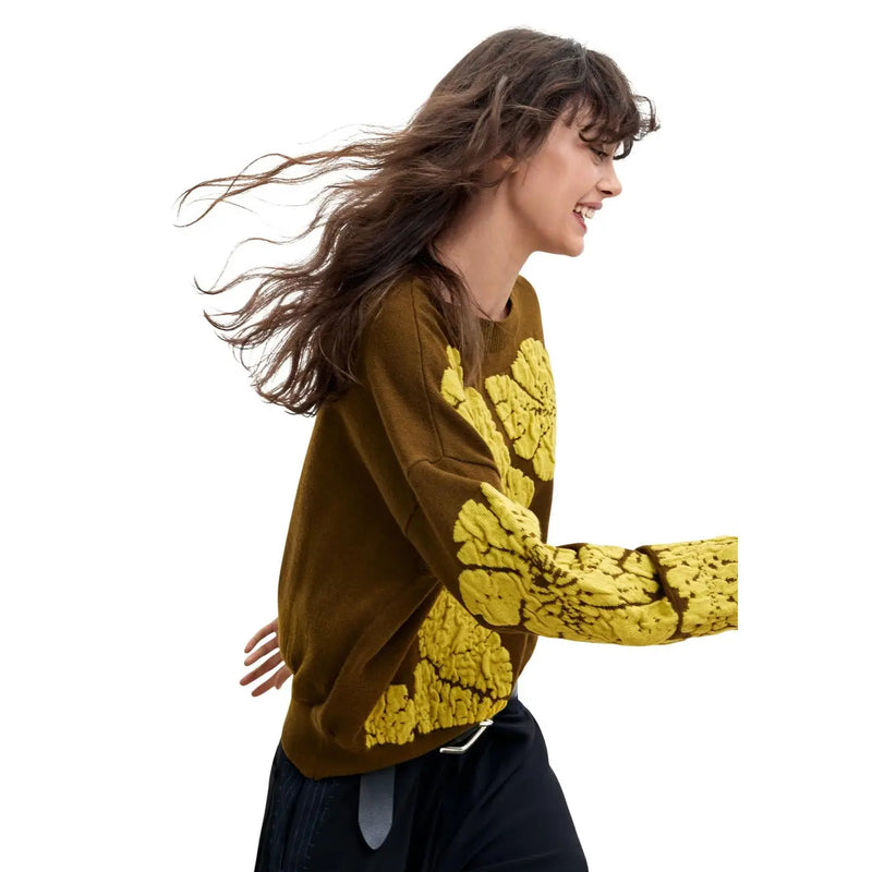 Brauner Wollmischpullover für Damen von Desigual mit leuchtend gelber Blumenstickerei an Ärmeln und Rumpf